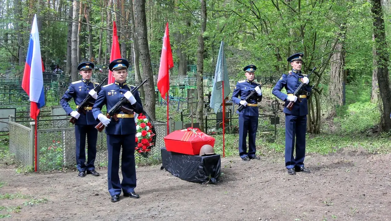 В Озерах перезахоронили останки бойца, погибшего подо Ржевом