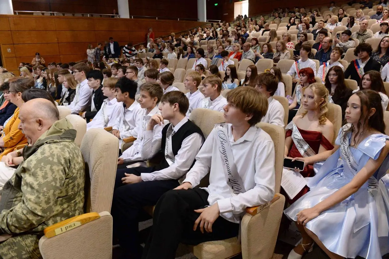 В Конькобежном центре прошел праздник последнего звонка для выпускников школы № 14