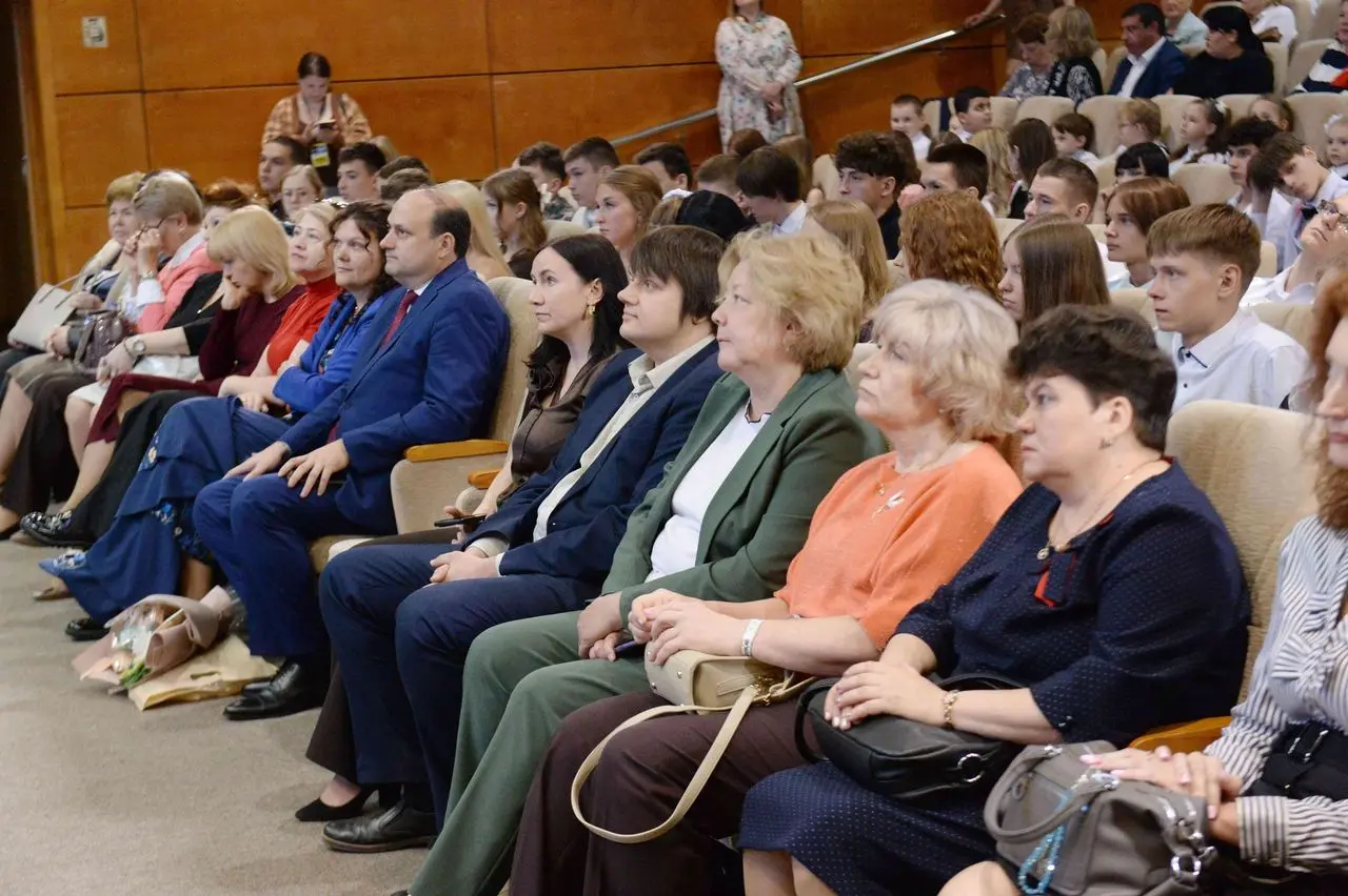 В Конькобежном центре прошел праздник последнего звонка для выпускников школы № 14