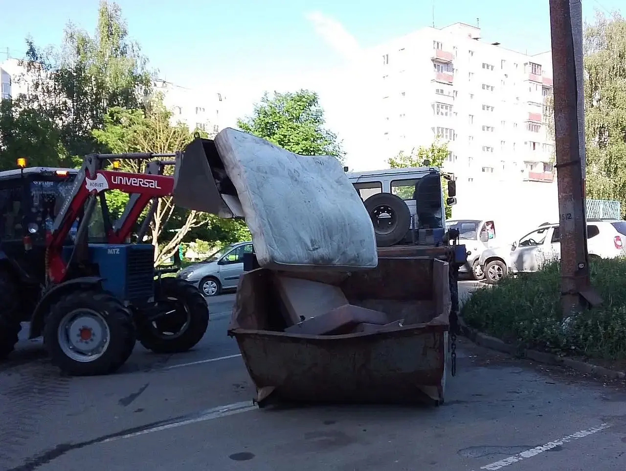 В Коломне ежедневно ликвидируют стихийные свалки возле жилых домов