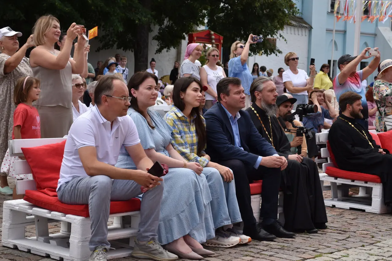 Мастер-классы, аттракционы и много музыки: в Коломне открылся Семейный фестиваль &laquo;Рябинушка&raquo;