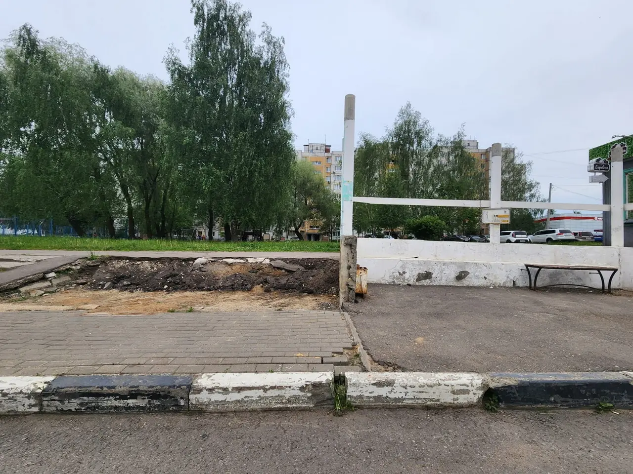 Ни присесть, ни от дождя укрыться. Почему вместе с киосками в Коломне исчезают остановки?