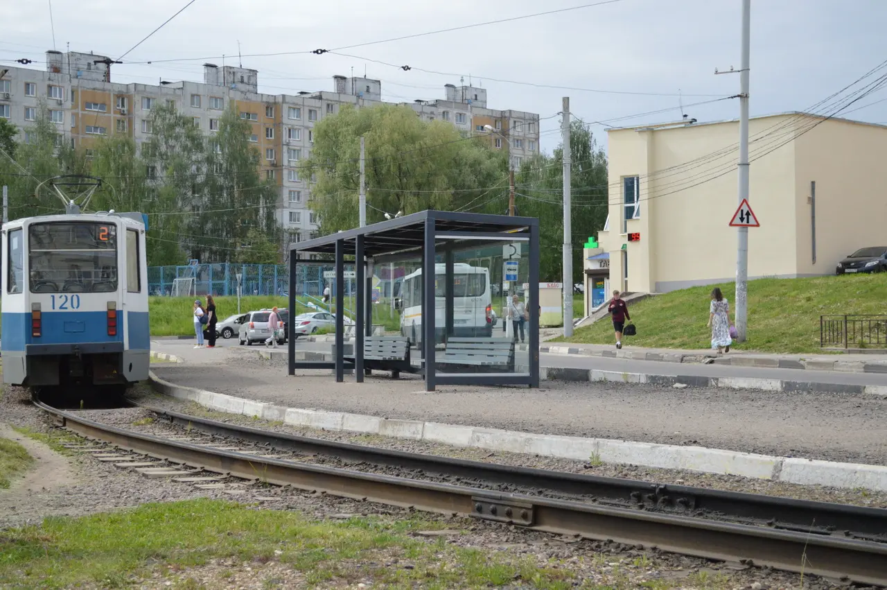 Ни присесть, ни от дождя укрыться. Почему вместе с киосками в Коломне исчезают остановки?
