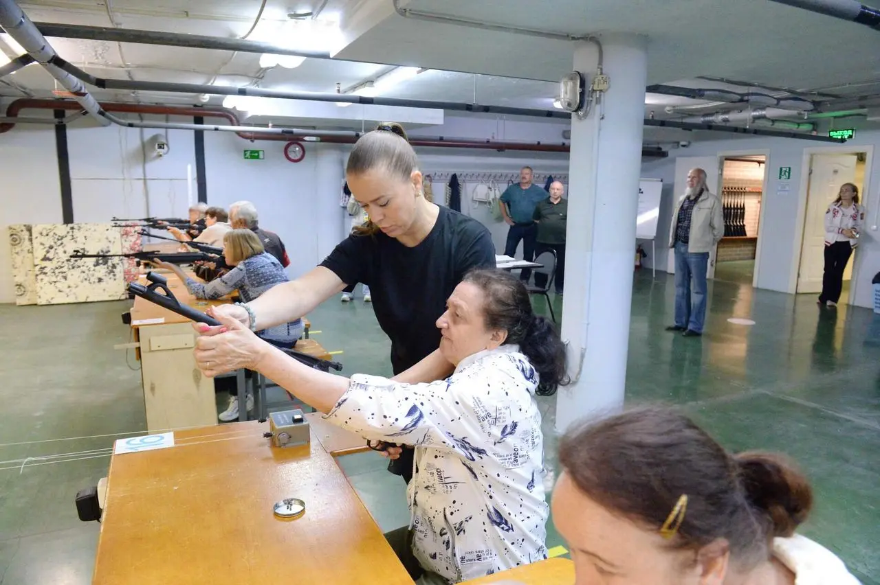 Коломенские пенсионеры соревновались в стрельбе из пневматической винтовки