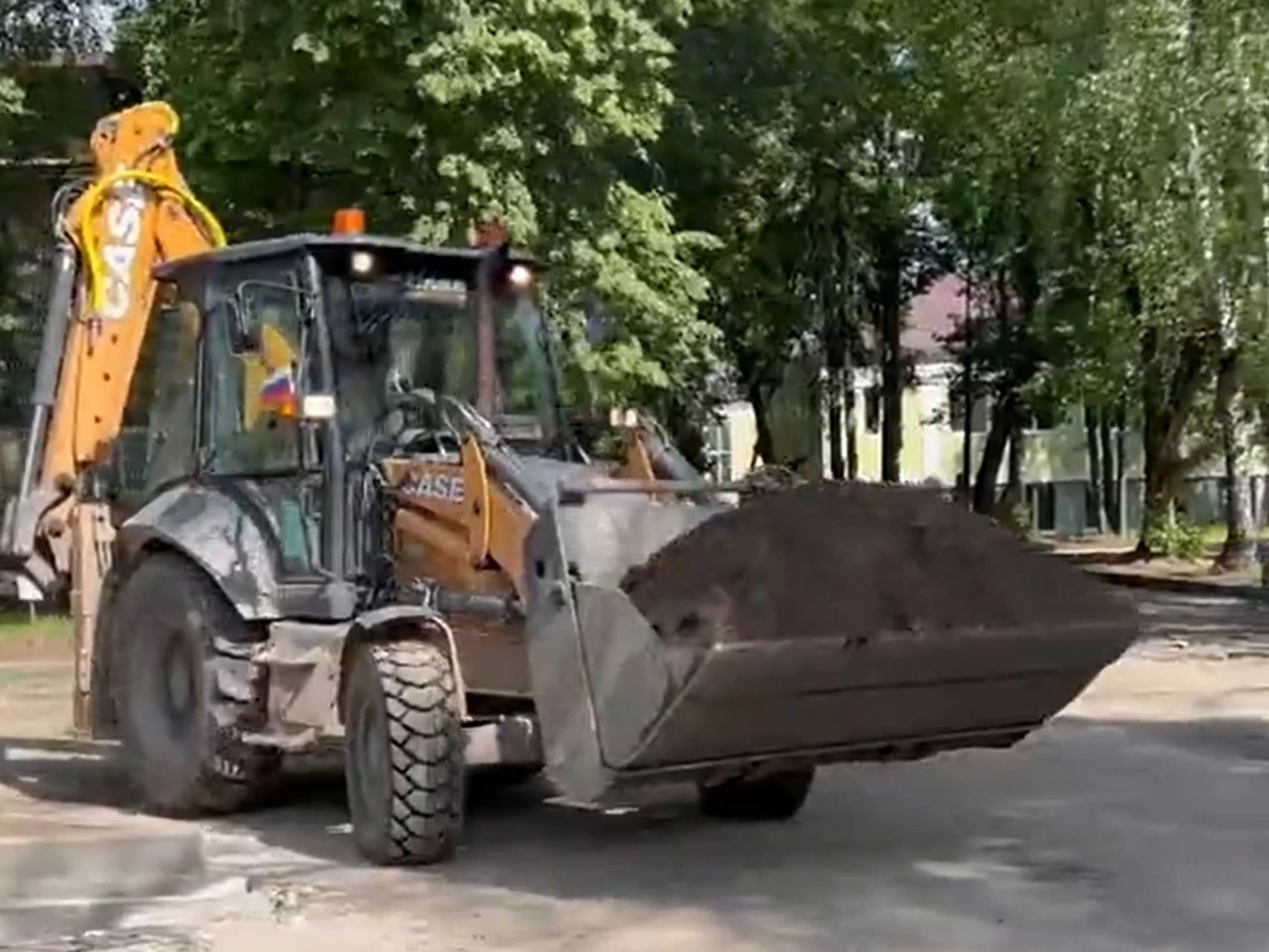 В больничном городке в Озерах демонтируют старый асфальт