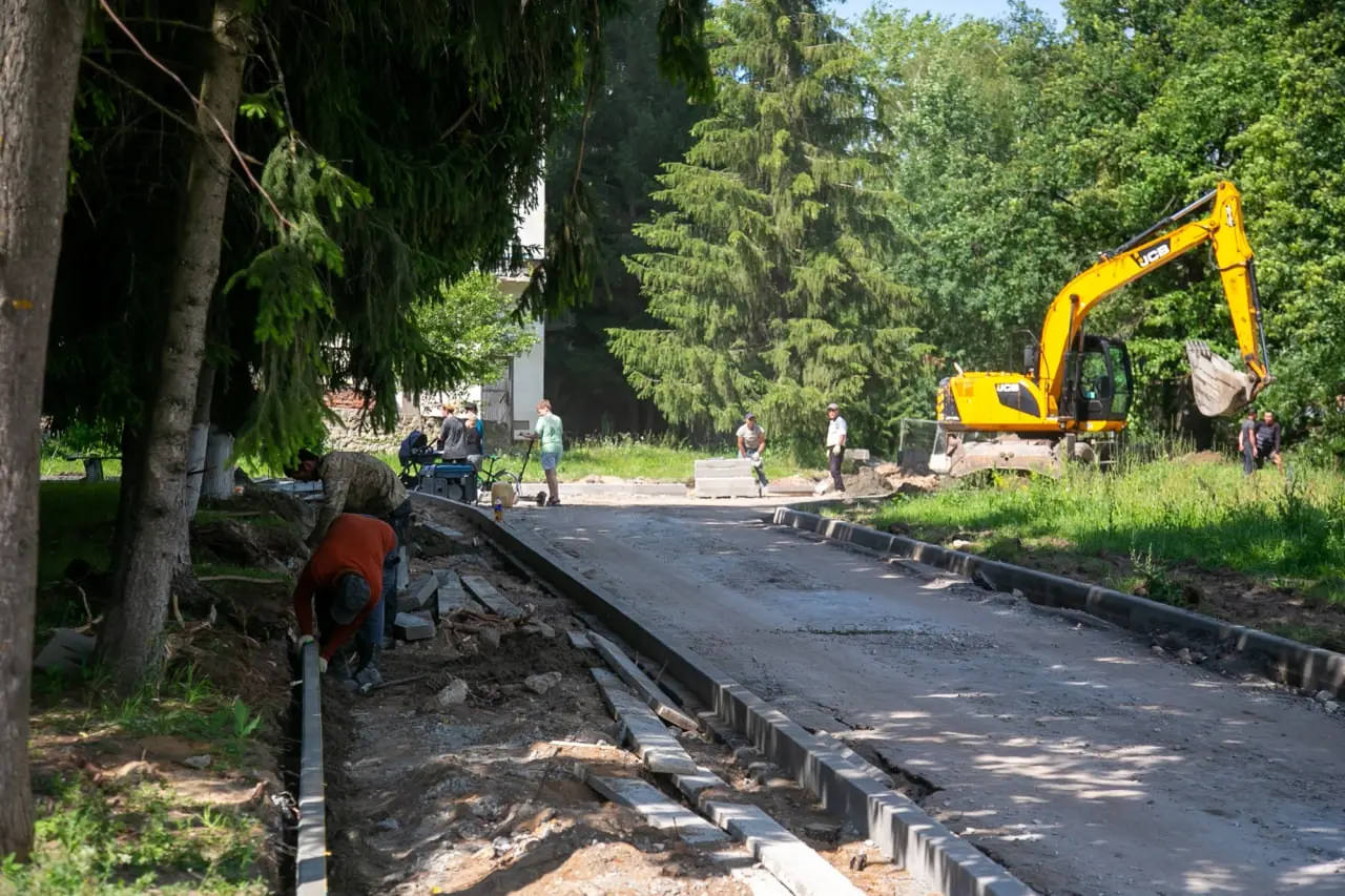 В больничном городке в Озерах продолжается ремонт территории