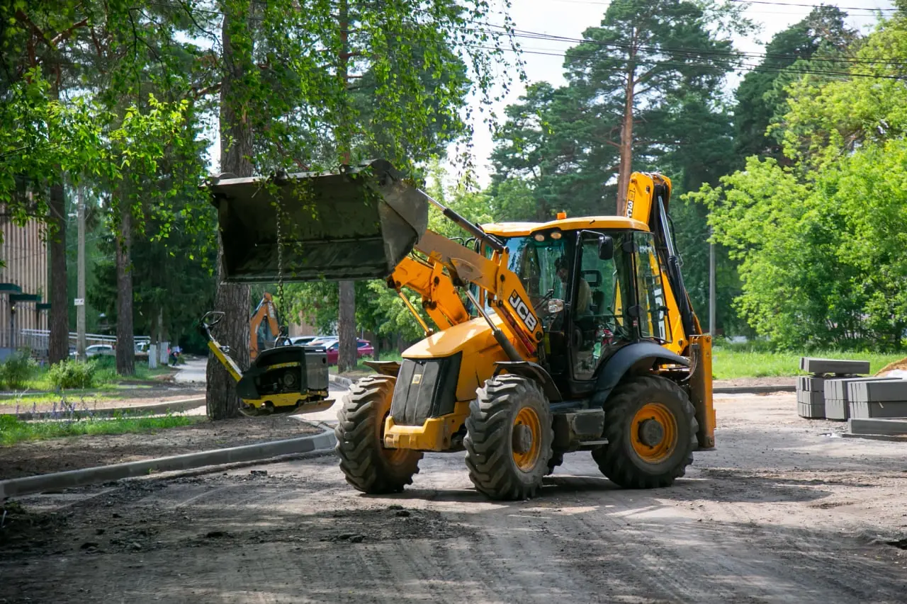В больничном городке в Озерах продолжается ремонт территории