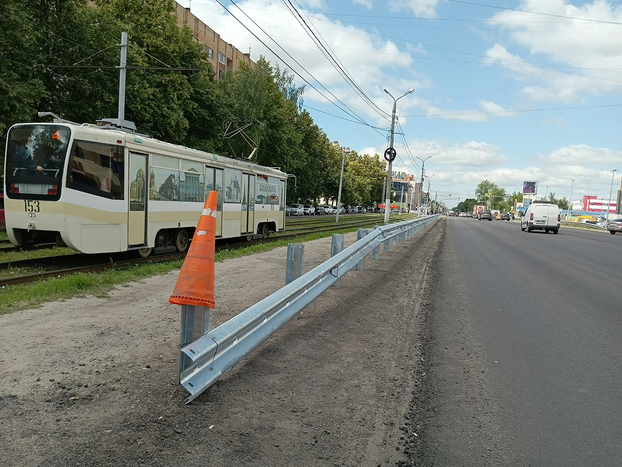 На Октябрьской Революции пропала разметка, зато появились новые ограждения