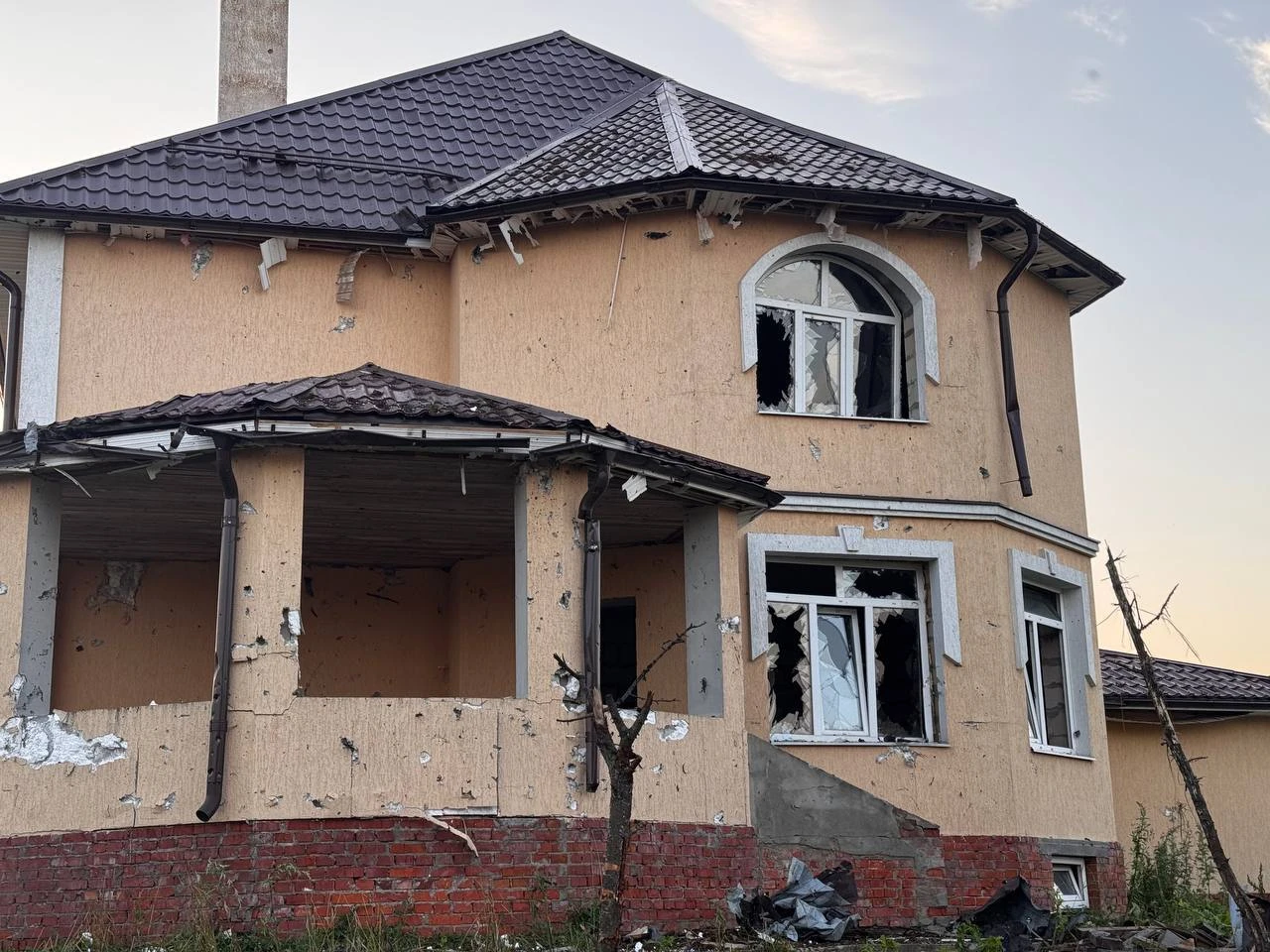Частные дома повреждены в результате атаки дронов в Подмосковье