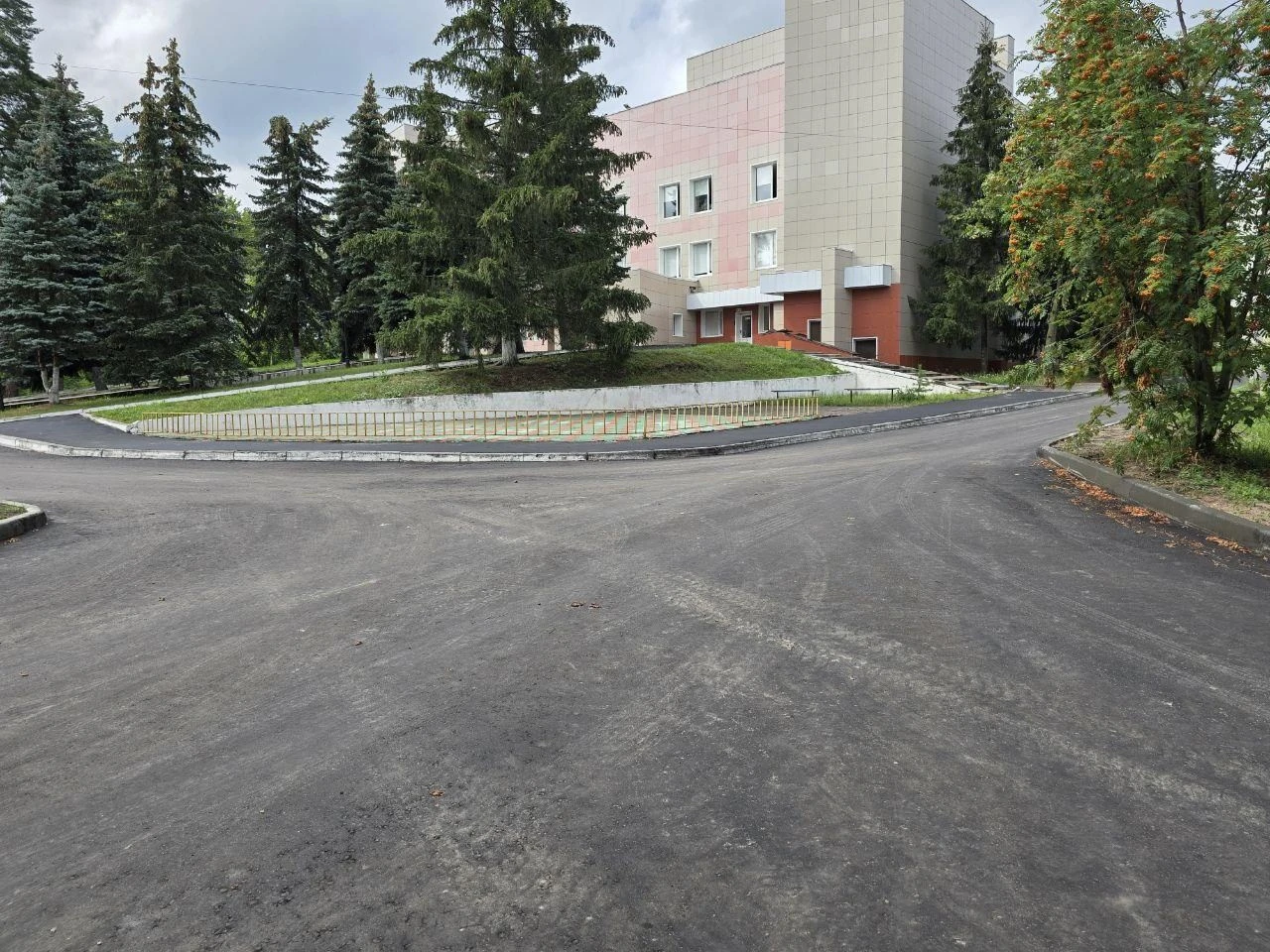 Асфальтовое покрытие обновили в больничном городке в Озерах