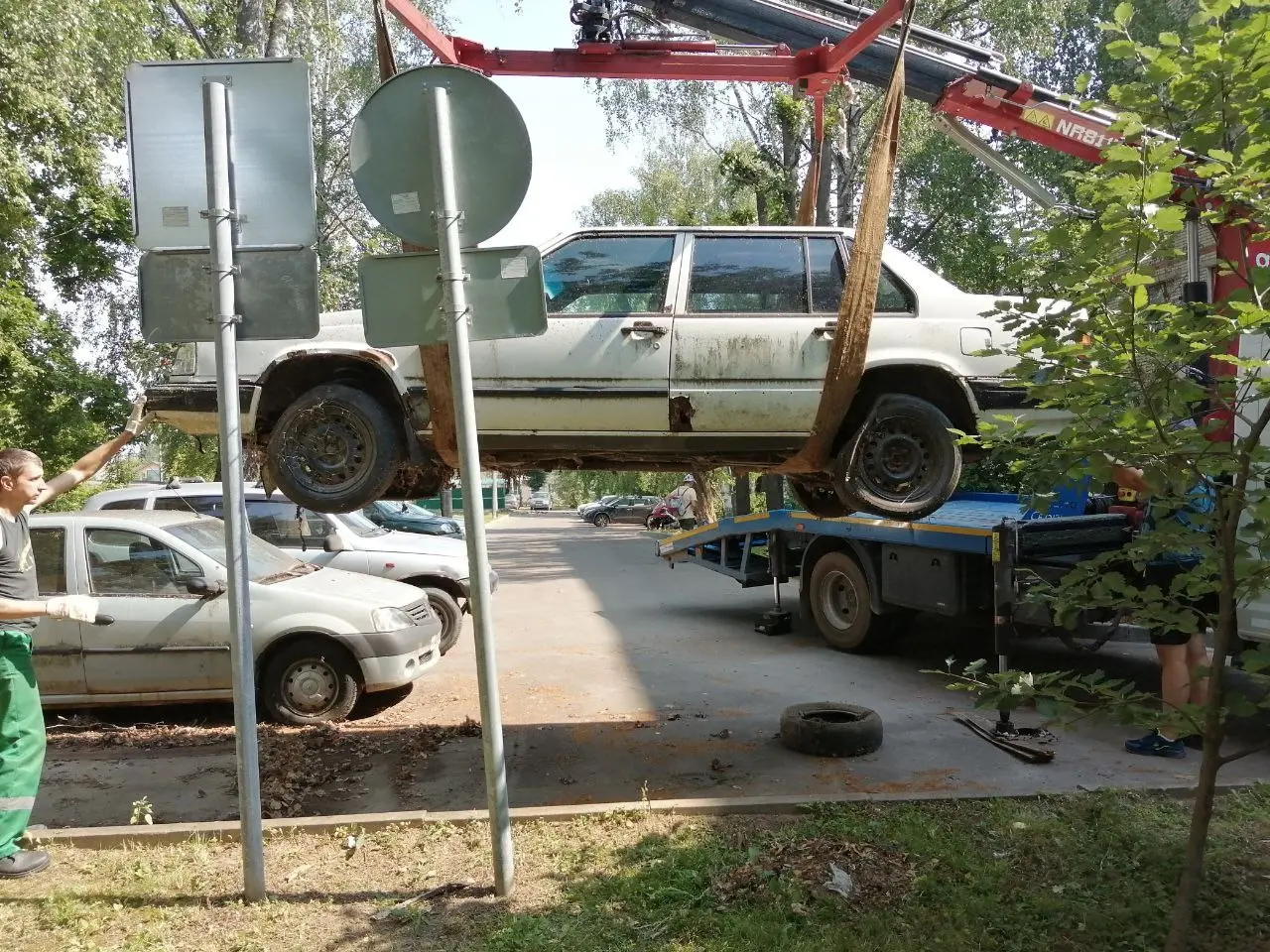 Брошенные машины эвакуируют в Коломне