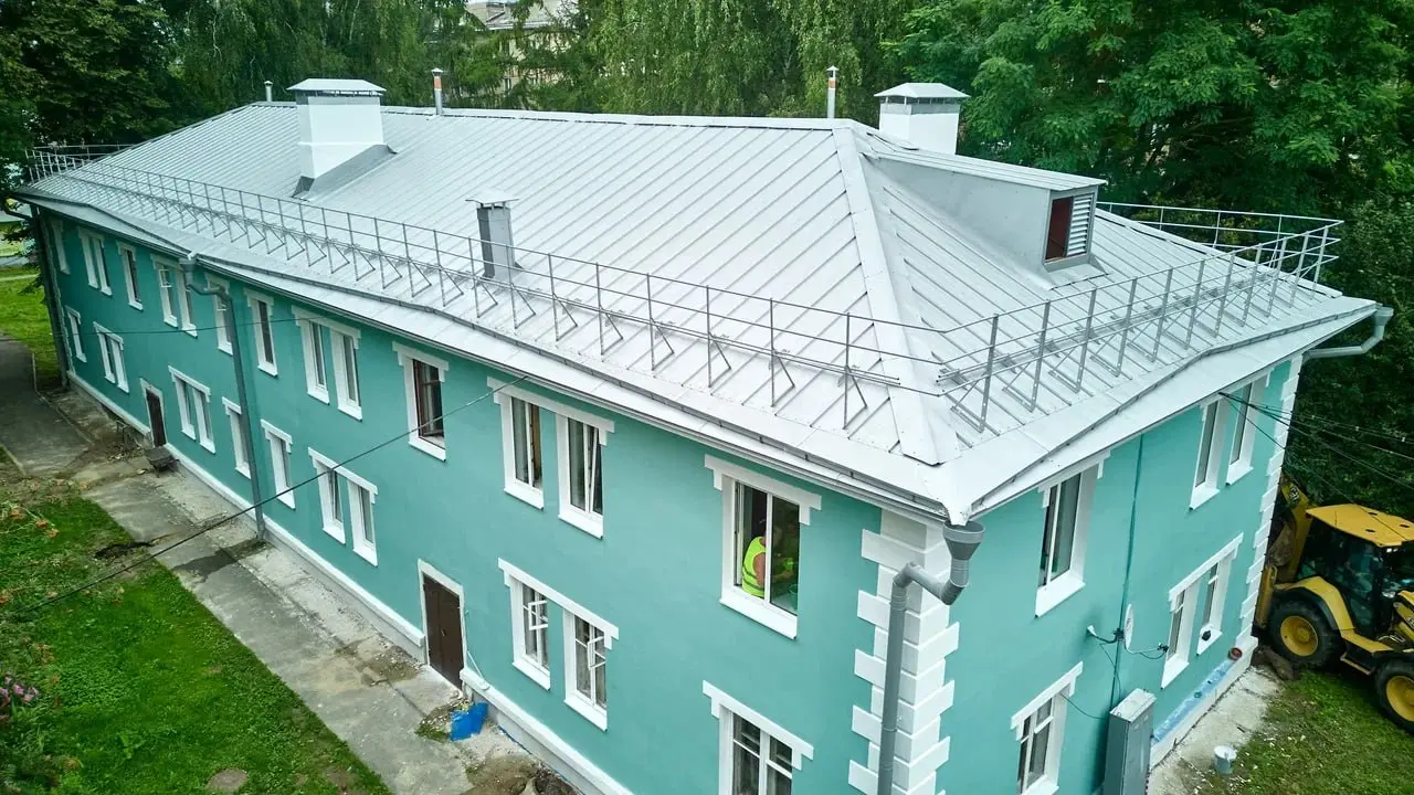 В селе Непецино завершают капитальный ремонт двухэтажного дома