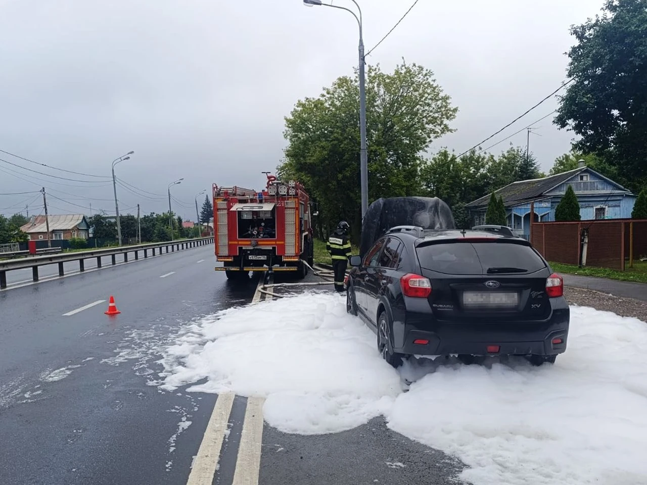 Автомобиль загорелся на дороге в Луховицах