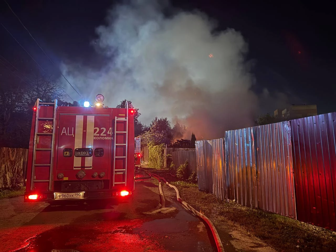 Два дома обгорели в результате пожара на ул. Полевой в Коломне