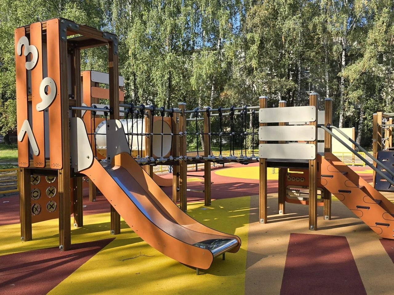 Новые детские городки и спортивные площадки устанавливают в Коломне