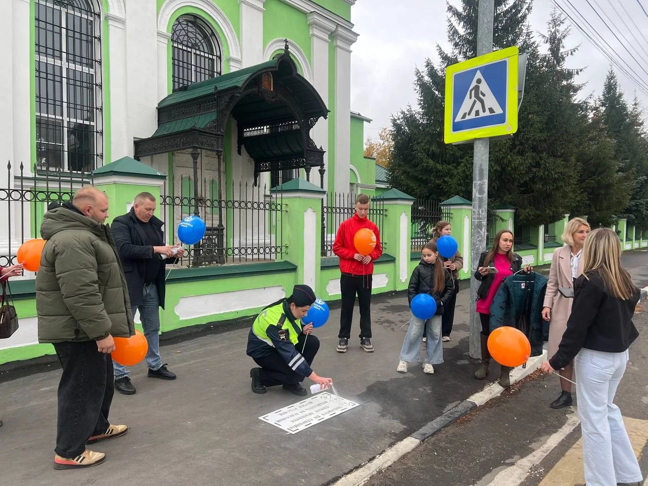Надписи на тротуарах в Озерах помогут пешеходам быть внимательнее 