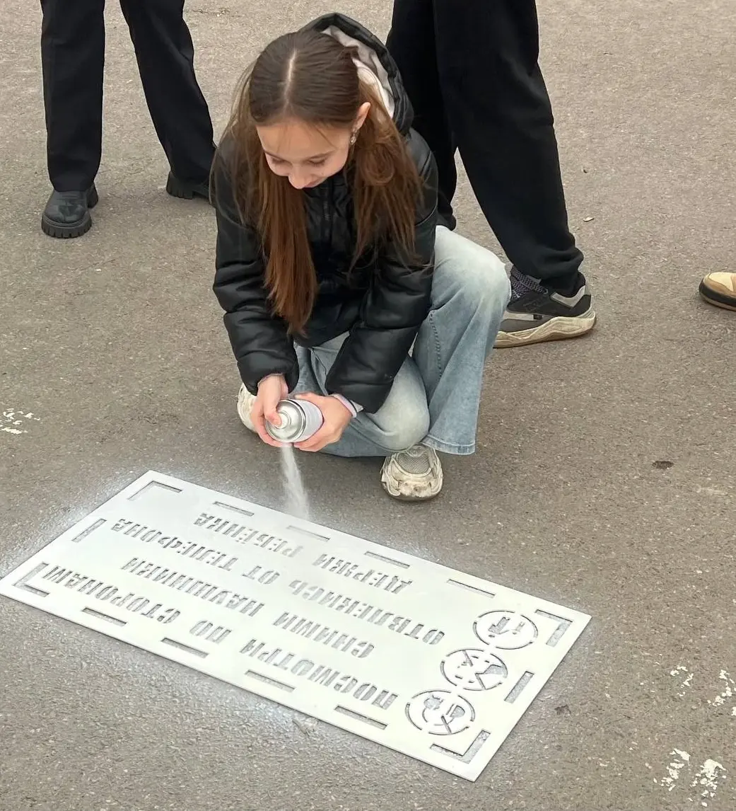 У пешеходных переходов в Озерах появились предупреждающие надписи У пешеходных переходов в Озерах появились предупреждающие надписи