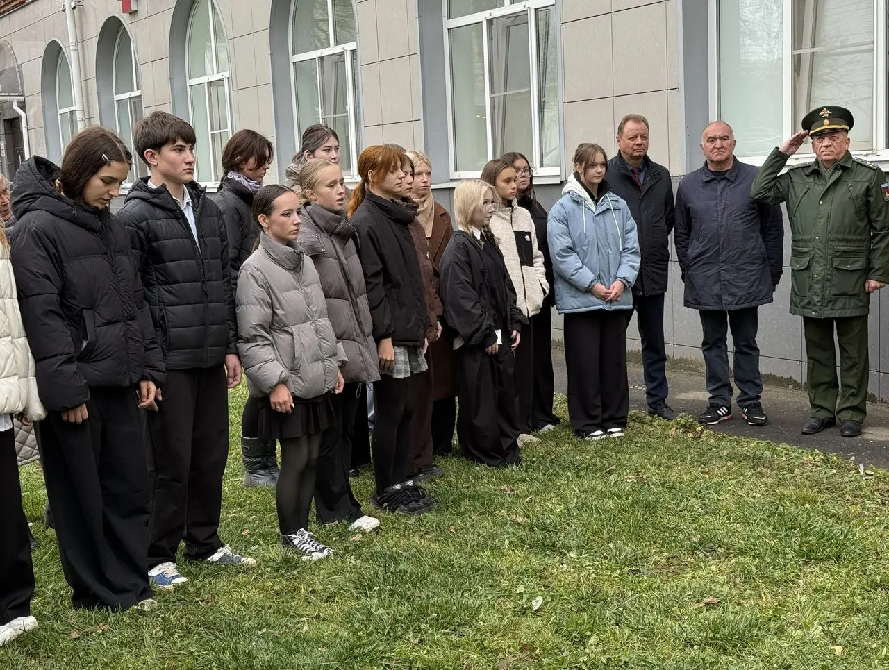 Информационную доску в честь летчика-космонавта Михаила Тюрина открыли в Коломне Информационную доску в честь летчика-космонавта Михаила Тюрина открыли в Коломне