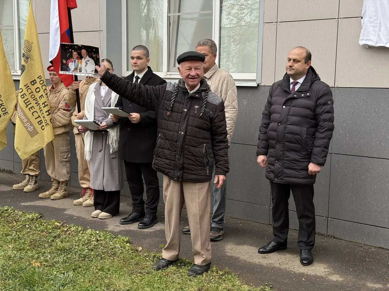 Информационную доску в честь летчика-космонавта Михаила Тюрина открыли в Коломне Информационную доску в честь летчика-космонавта Михаила Тюрина открыли в Коломне