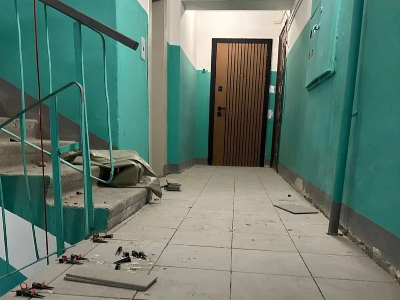 Лестничные площадки обновляют в доме по улице Зеленой