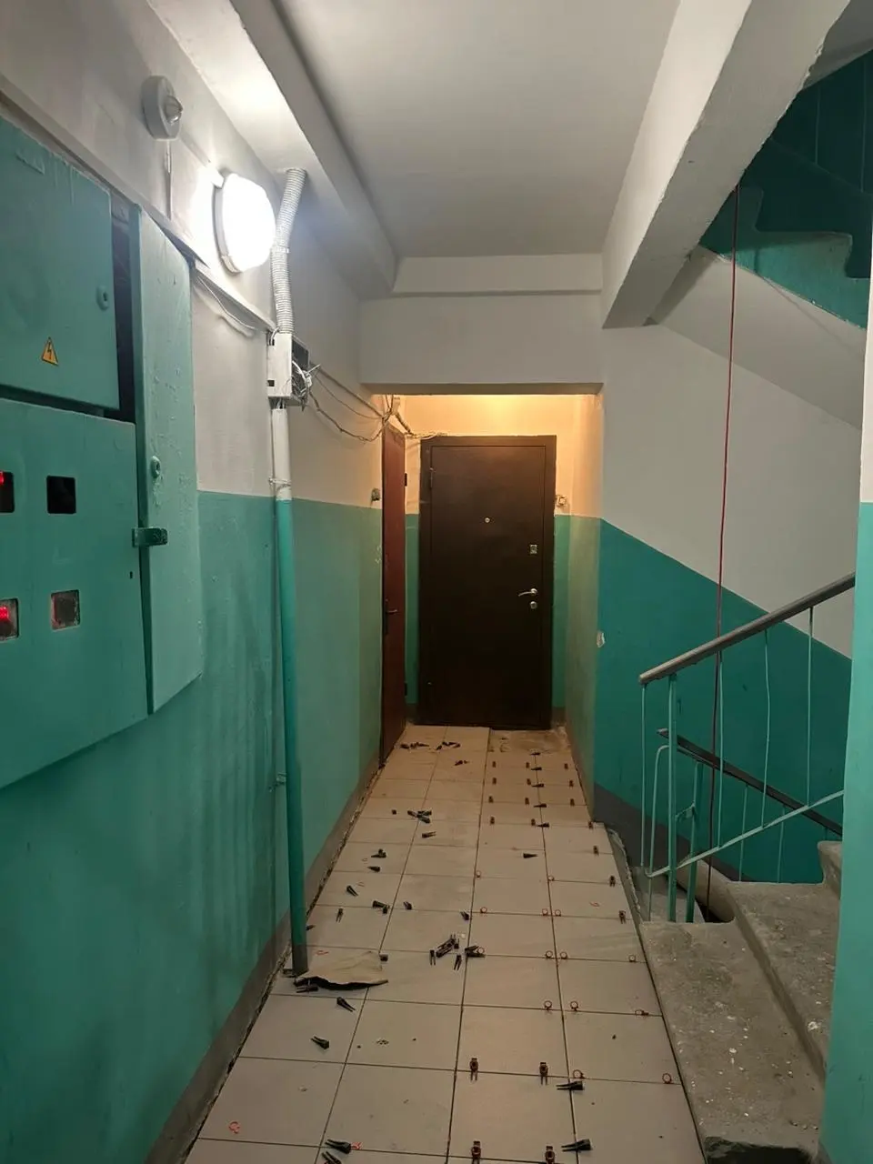 Лестничные площадки обновляют в доме по улице Зеленой