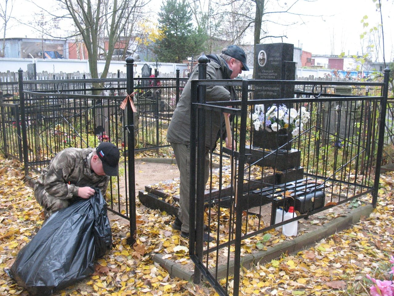 У мемориала воинам Великой Отечественной войны провели субботник