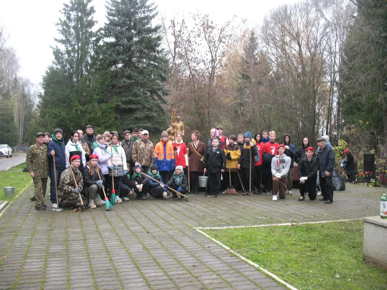 У мемориала воинам Великой Отечественной войны провели субботник У мемориала воинам Великой Отечественной войны провели субботник