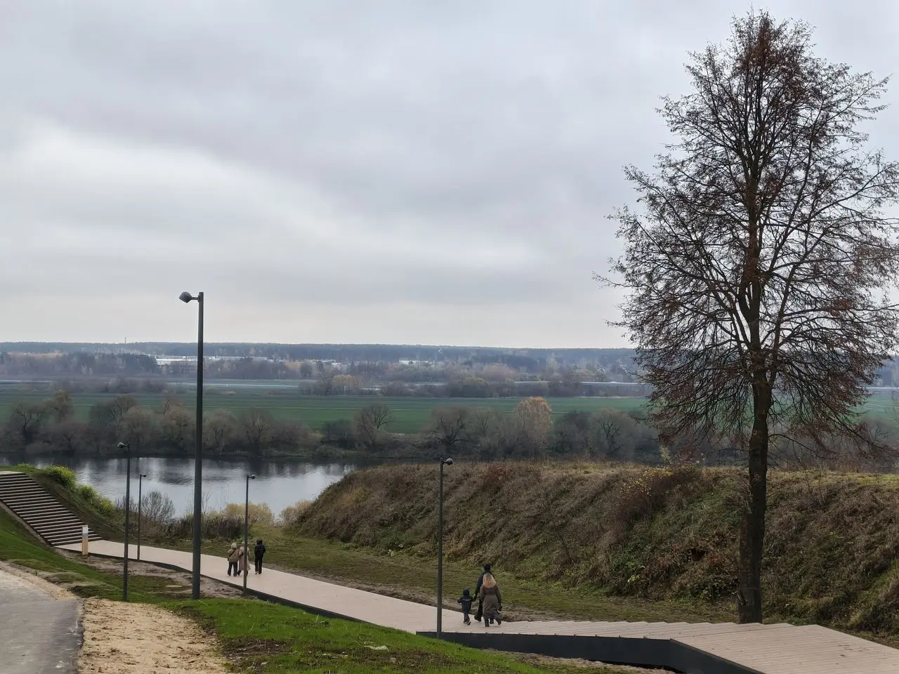 Семейный праздник прошел в честь открытия обновленного парка 50-летия Октября Семейный праздник прошел в честь открытия обновленного парка 50-летия Октября