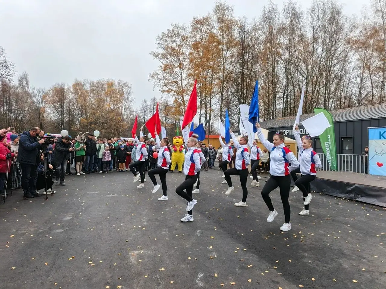 Семейный праздник прошел в честь открытия обновленного парка 50-летия Октября Семейный праздник прошел в честь открытия обновленного парка 50-летия Октября