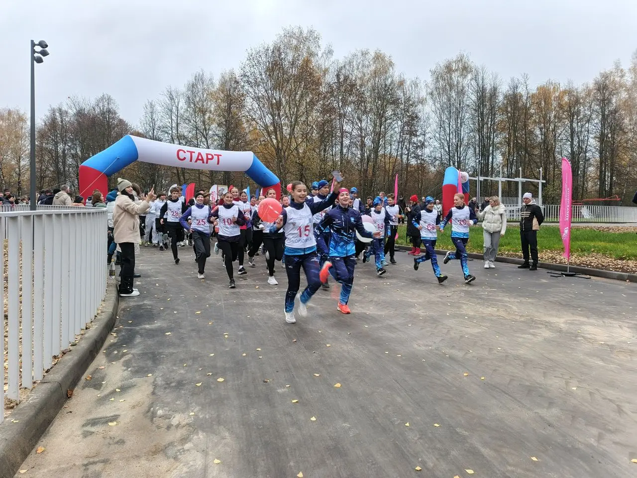 Семейный праздник прошел в честь открытия обновленного парка 50-летия Октября Семейный праздник прошел в честь открытия обновленного парка 50-летия Октября