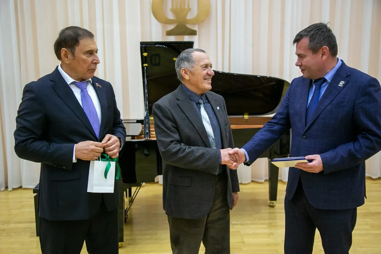 В Озерах вручили медали работникам культуры В Озерах вручили медали работникам культуры