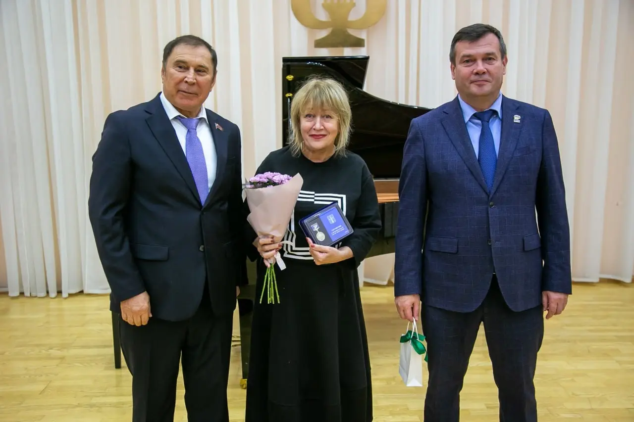 В Озерах вручили медали работникам культуры В Озерах вручили медали работникам культуры