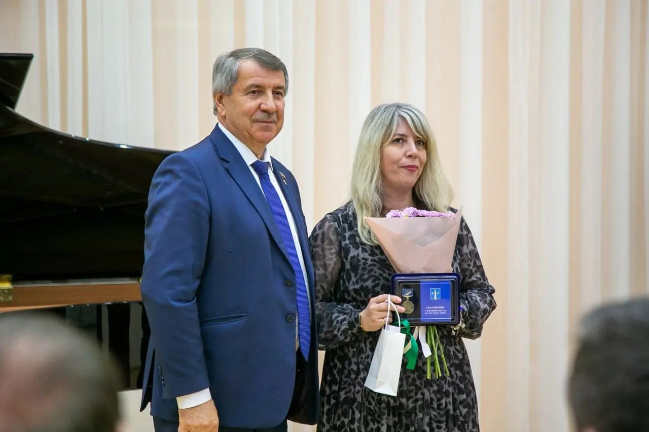 В Озерах вручили медали работникам культуры В Озерах вручили медали работникам культуры