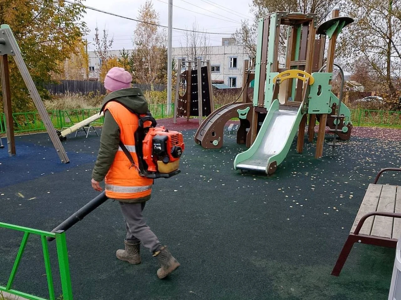 Специалисты «Спецавтохозяйства» следят за чистотой и безопасностью городских площадок
