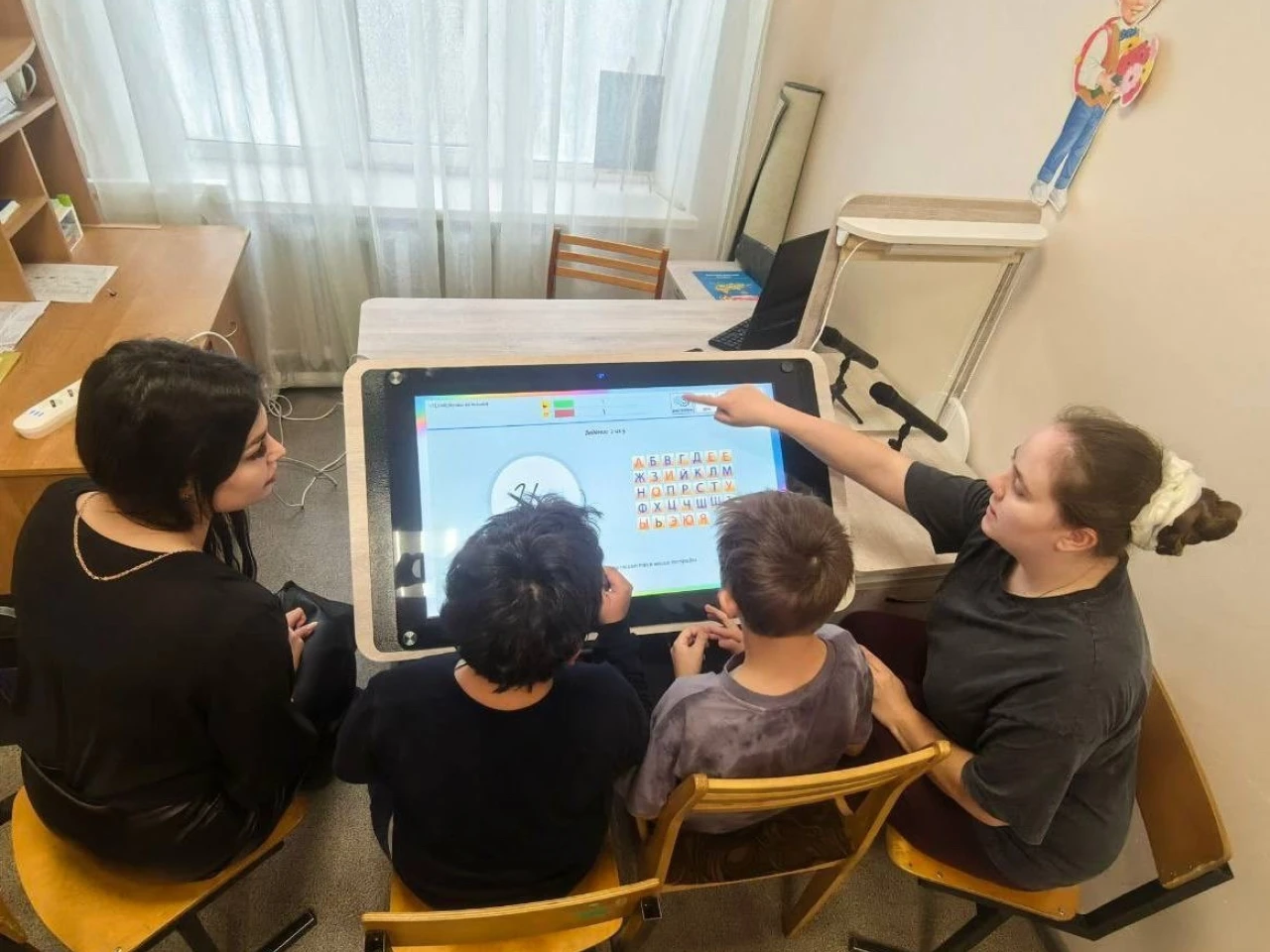 В Емельяновской школе используют мультимедийные технологии в работе логопеда и дефектолога