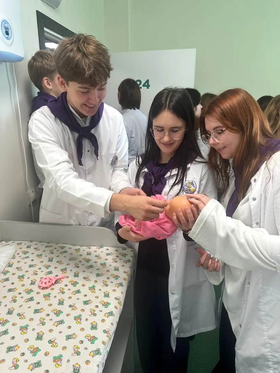 Старшеклассники школы № 14 познакомились с работой Коломенской больницы Старшеклассники школы № 14 познакомились с работой Коломенской больницы