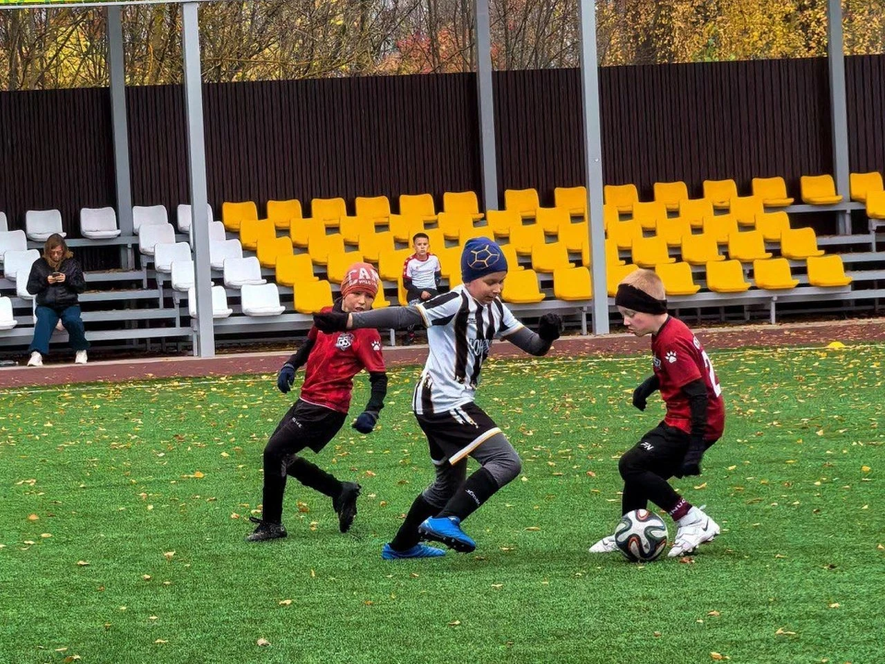 Юные футболисты из Озер успешно завершили сезон и завоевали призовые места