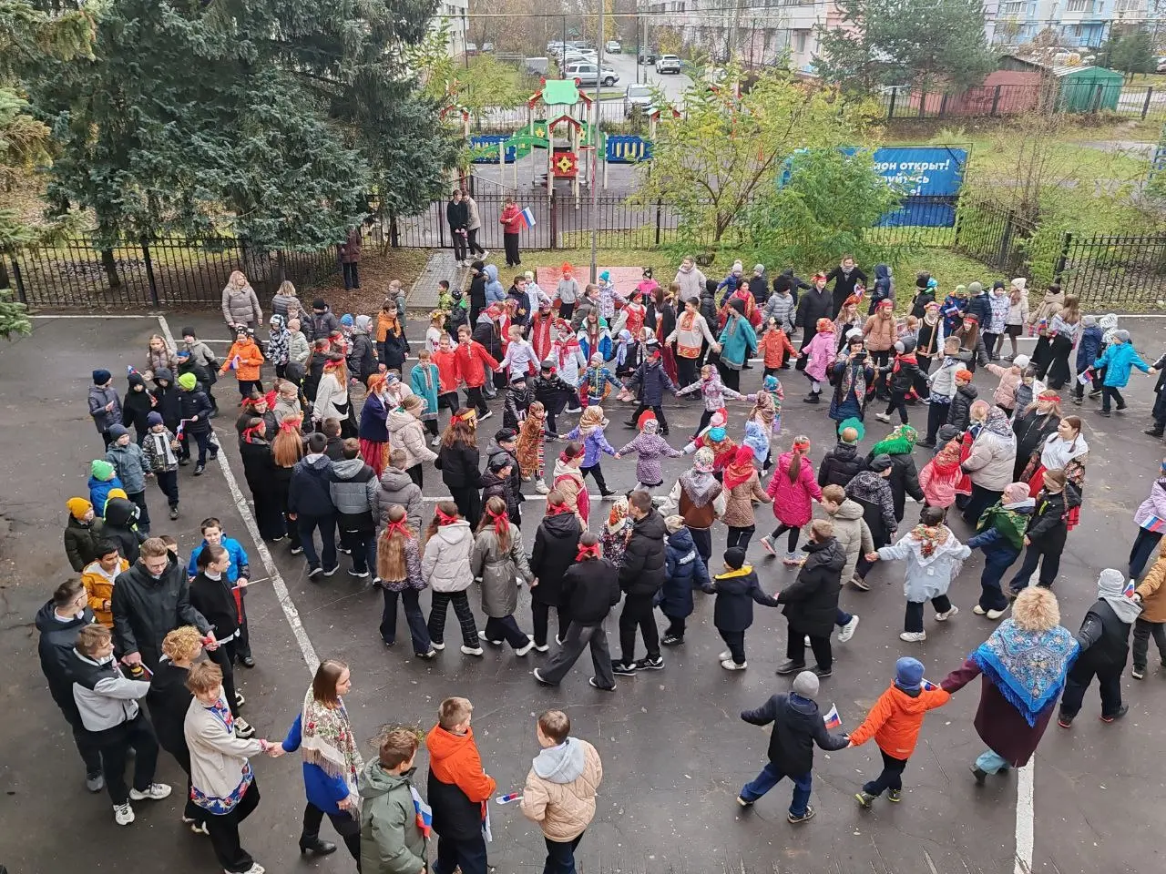День народного единства в школе № 30 отметили массовым хороводом в национальных костюмах