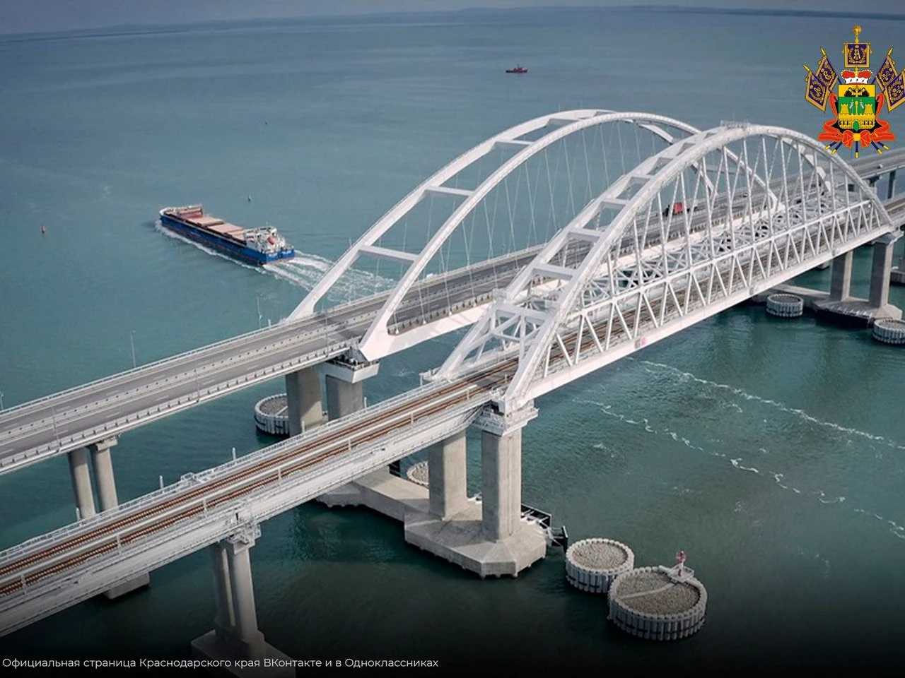 С 3 ноября проезд по Крымскому мосту для электромобилей и гибридов будет запрещен