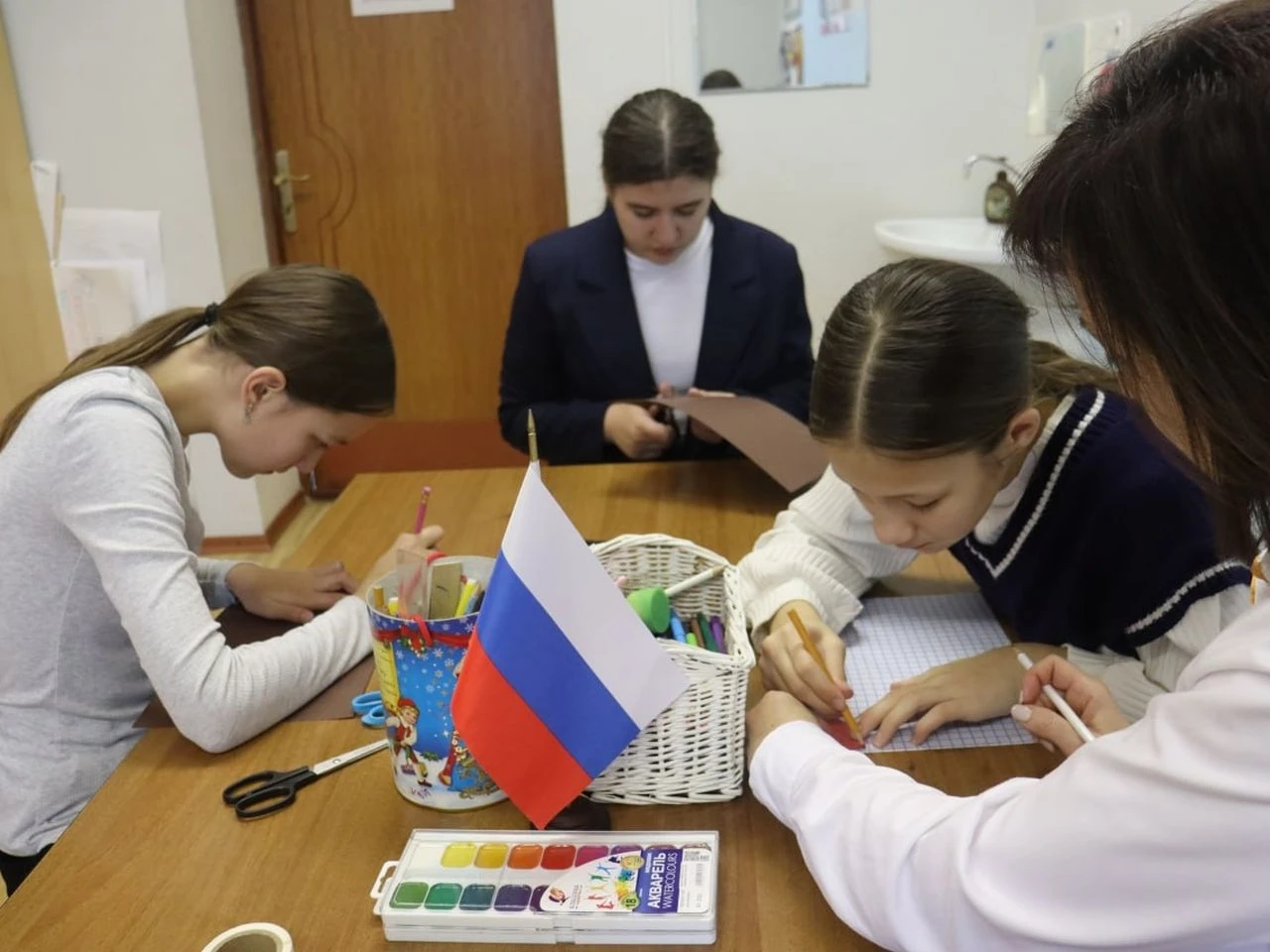 Ученики коломенской школы изготовили талисманы ко Дню народного единства для бойцов СВО