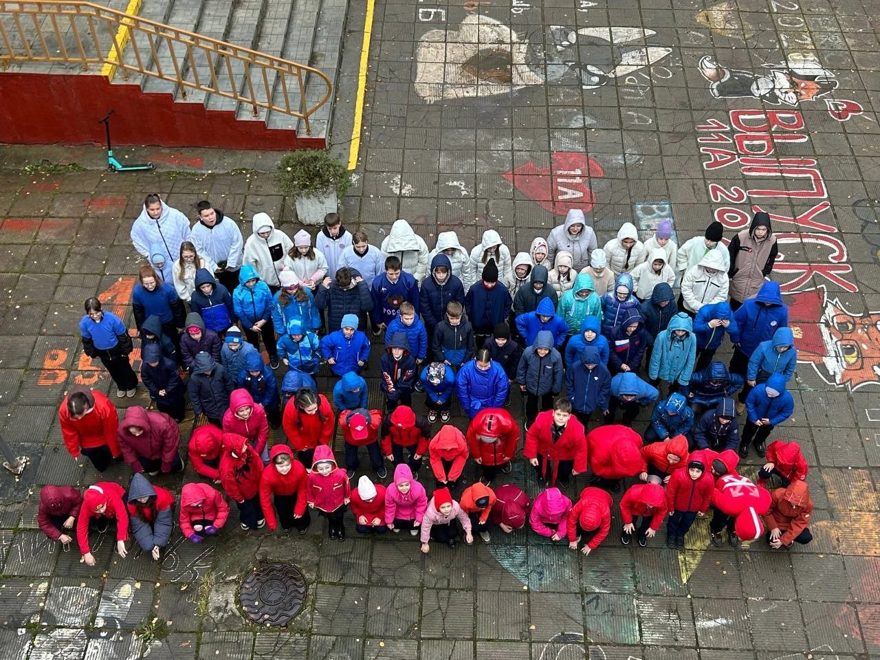 В школе № 15 прошел патриотический флешмоб «Российский триколор»