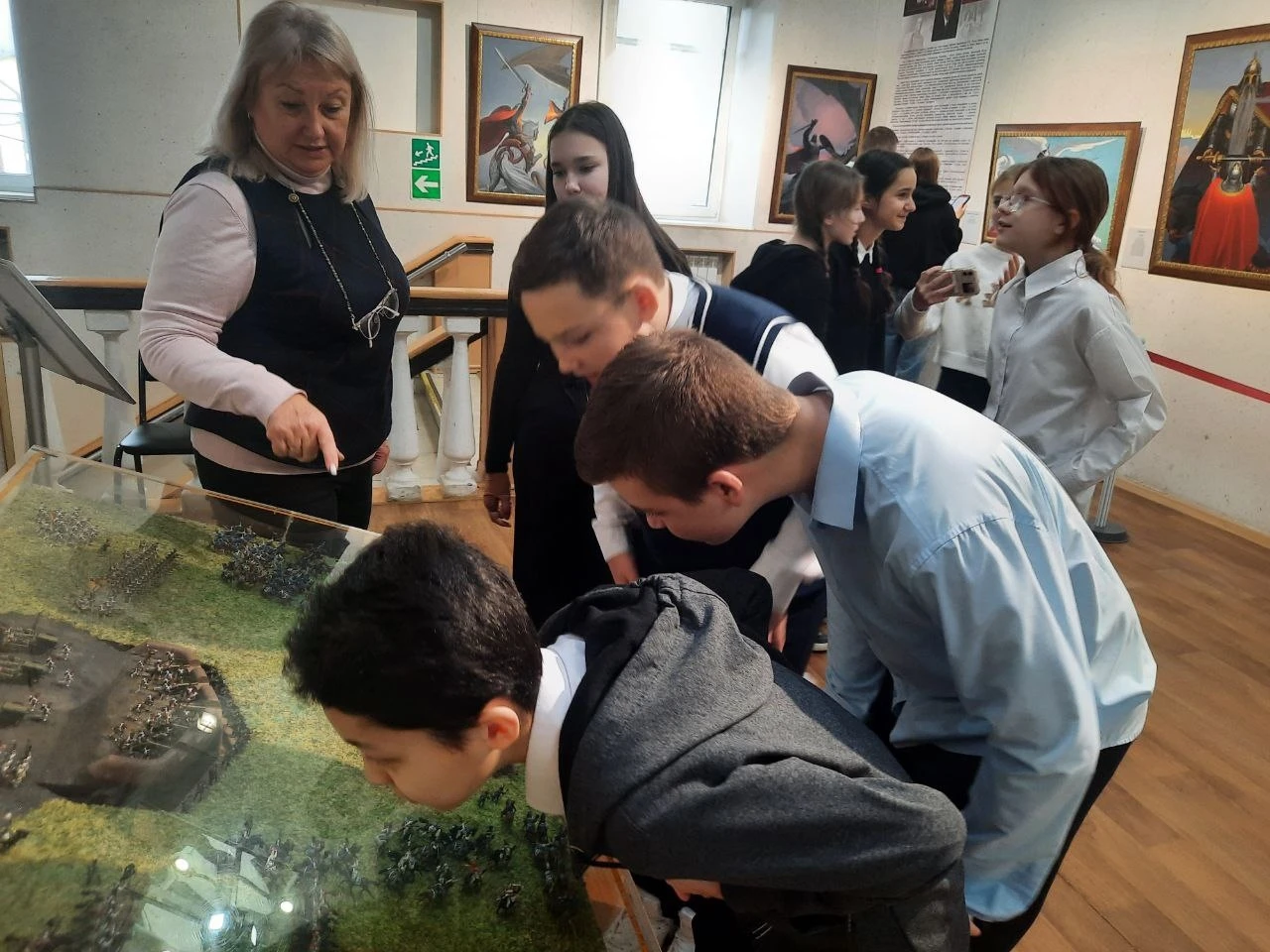 Воспитанники школы №12 узнали о батальной живописи и профессии военного художника