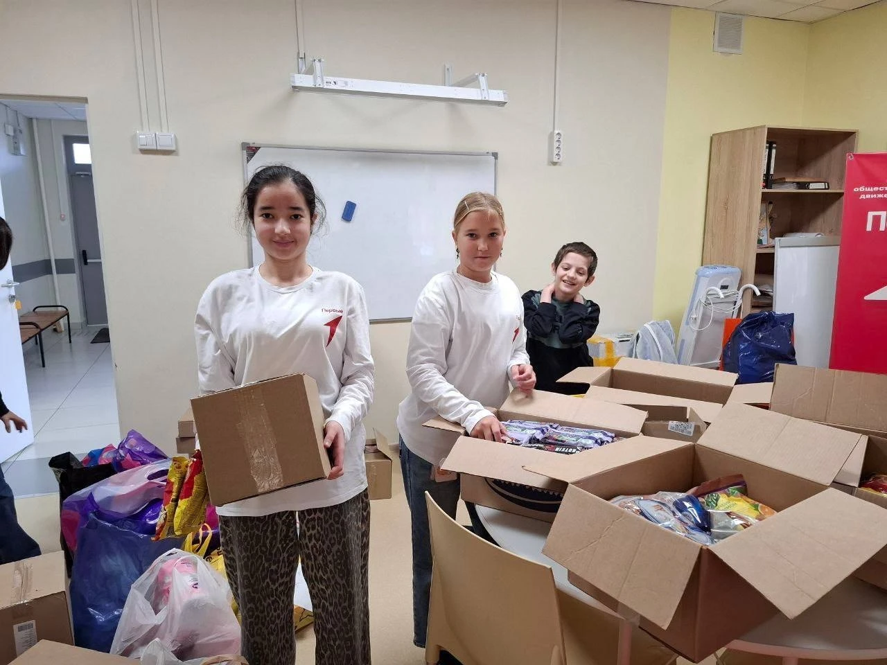 Ученики коломенской школы собрали гуманитарную помощь для участников СВО