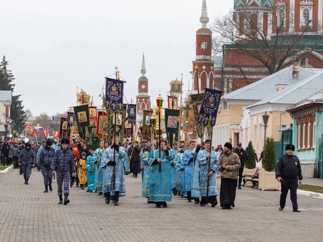 Сотни верующих приняли участие в крестном ходе с Казанской иконой в Коломне