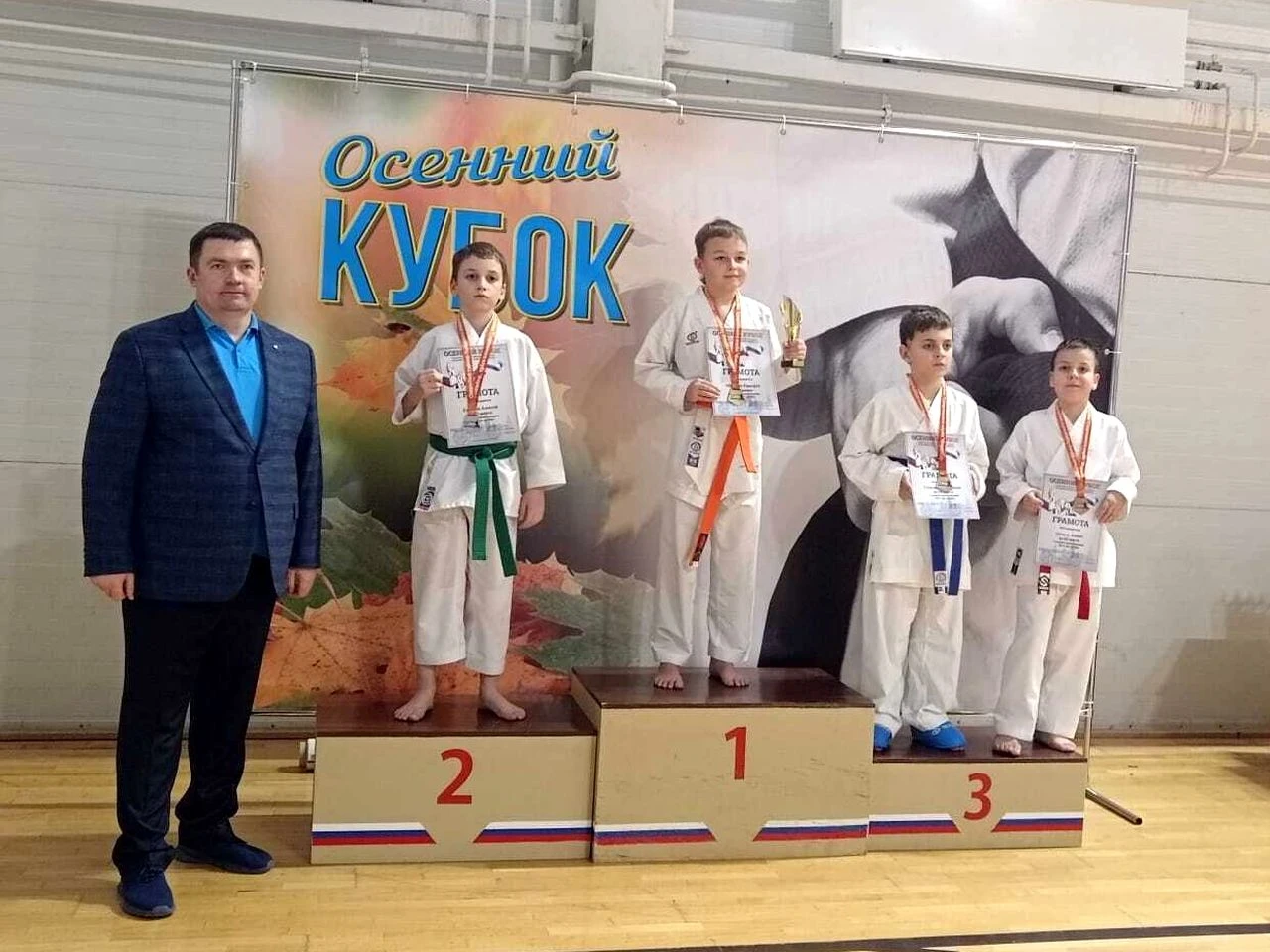 Более 300 спортсменов приняли участие в турнире по каратэ в Озерах