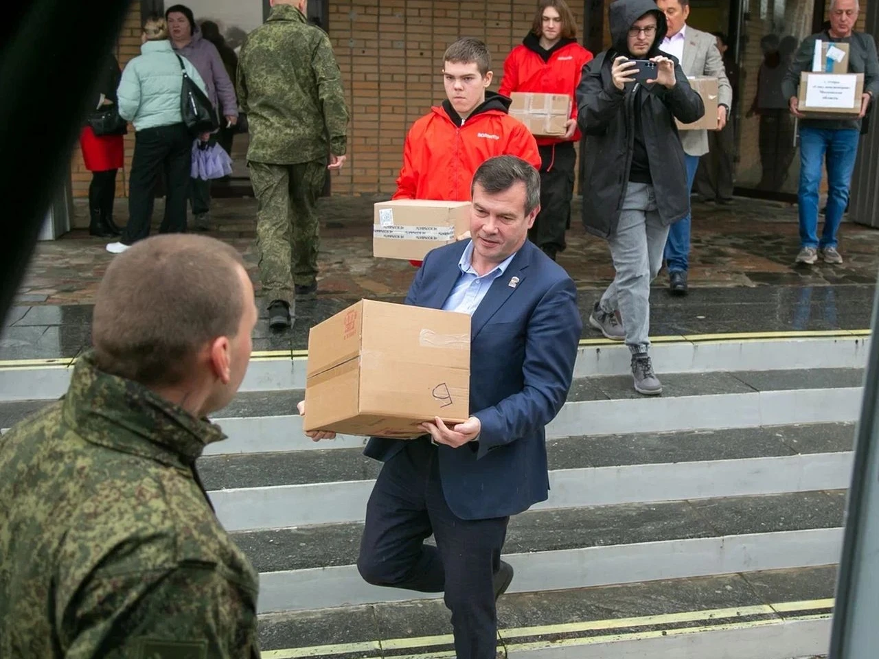 Активисты и жители Озер передали на фронт теплые вещи и маскировочные сети