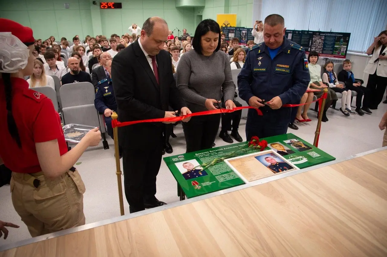 В память о погибшем на СВО Виталии Диканеве открыли парту героя