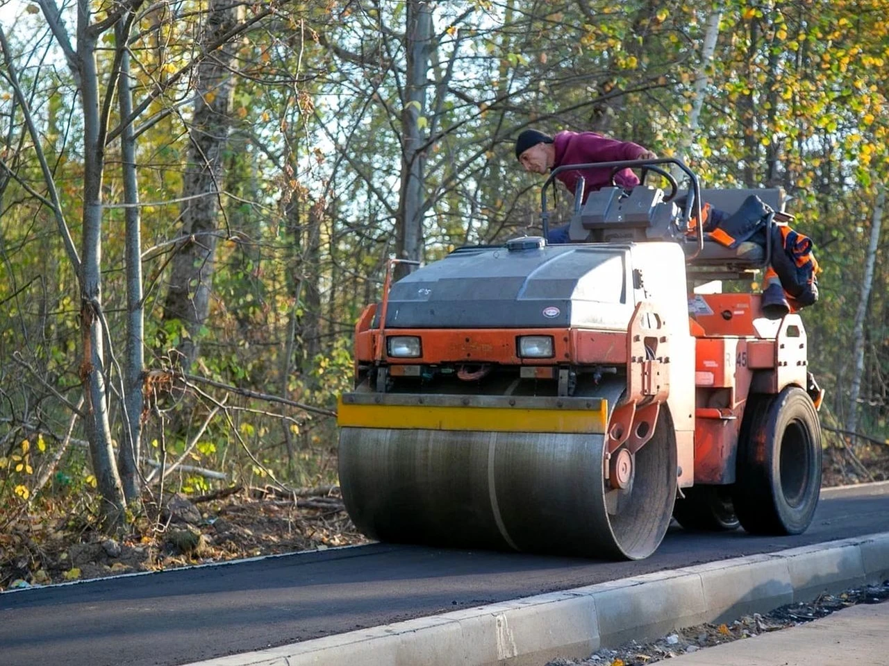 На «пьяной дороге» строят тротуар