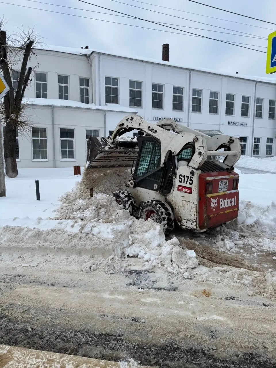 Дорожные и коммунальные службы Коломны продолжают расчищать территорию от снега