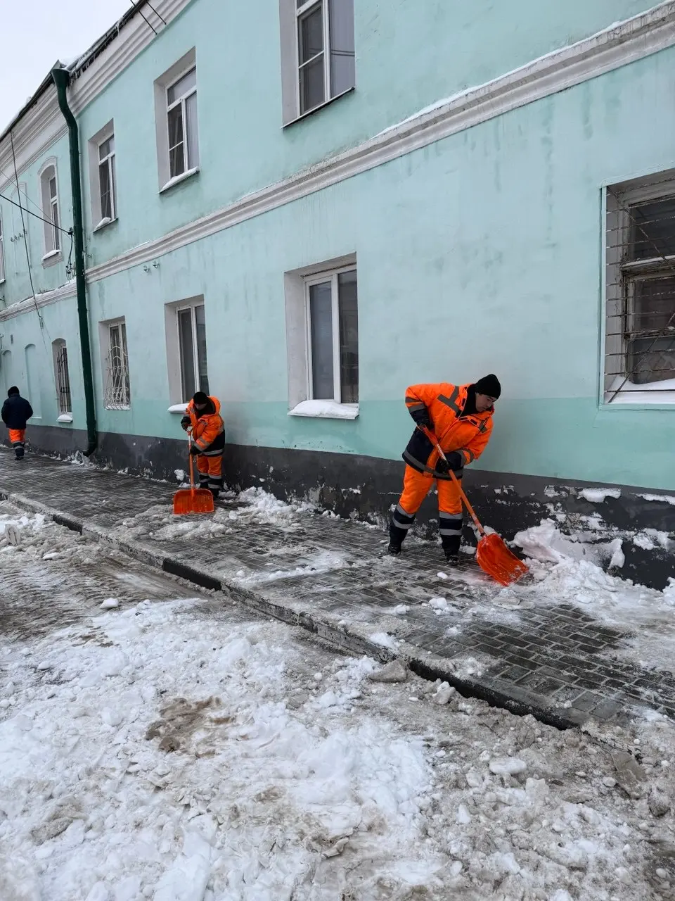 Дорожные и коммунальные службы Коломны продолжают расчищать территорию от снега